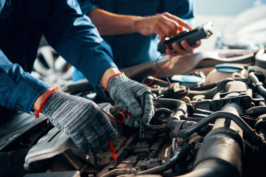 technicien travaillant sur batterie de voiture